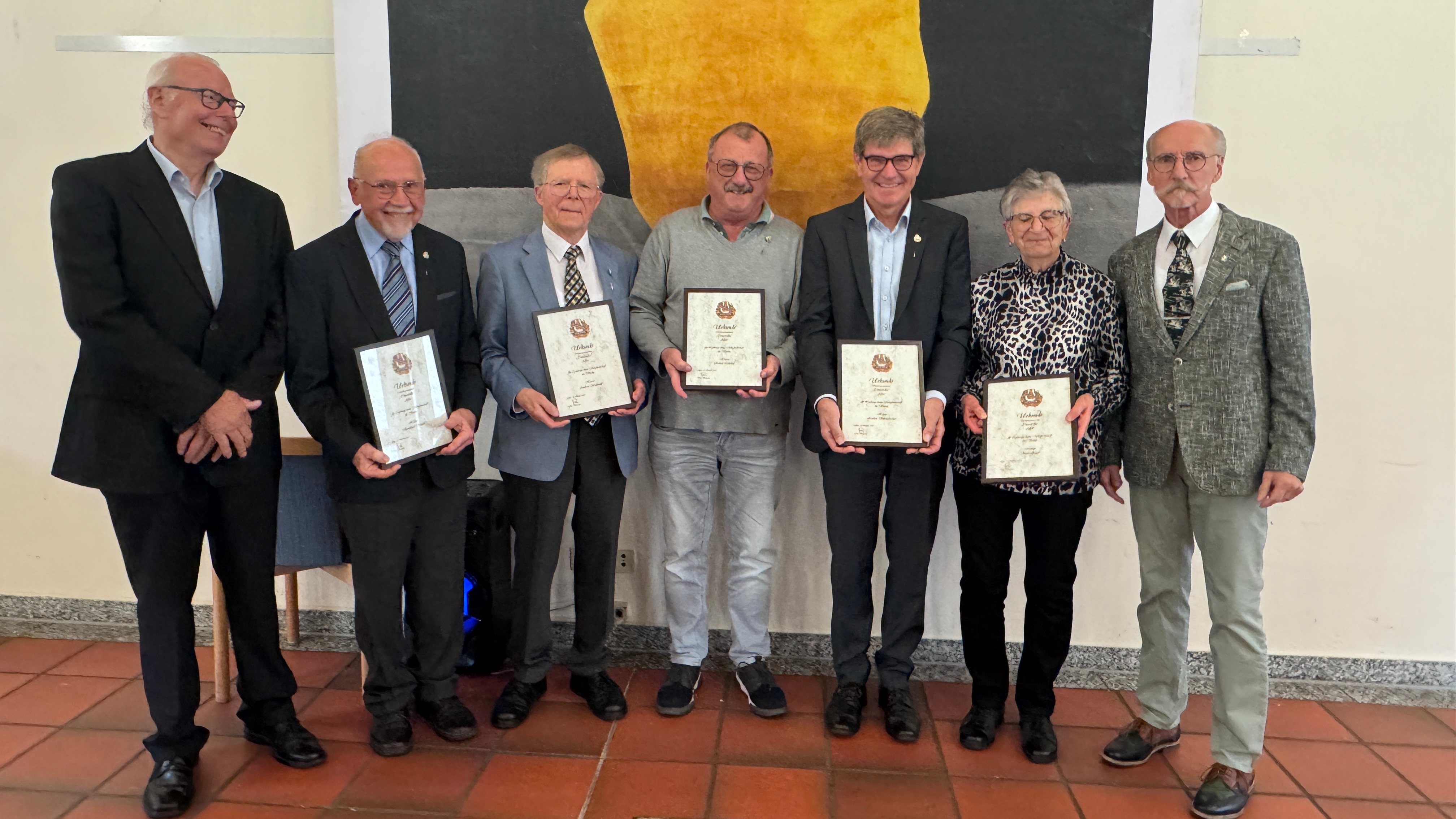Unsere Jubilare (vl) Theo Pütz, Berhard Schlich, Andreas Walbrühl, Robert Lülsdorf, Lothar Stürzebecher, Frau  Gasper, Dieter Ried 134. Gründungsfest